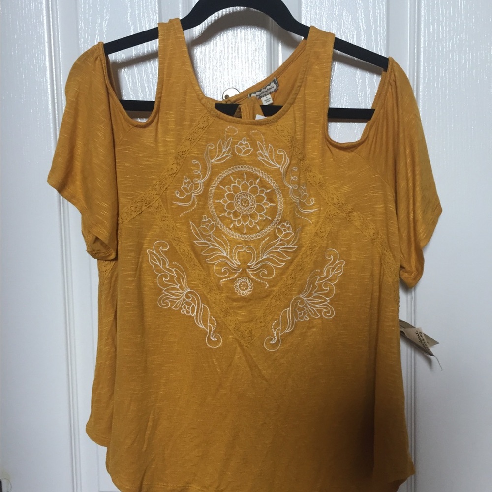 😊💖NWT Yellow embroidered brand new top!🧚🏼‍♂️👚
